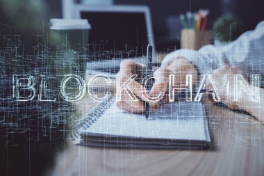 Kripto para birimi hologramı, notlar alan ellerin üzerinde arka plan. Blockchain kavramı. Çoklu pozlama