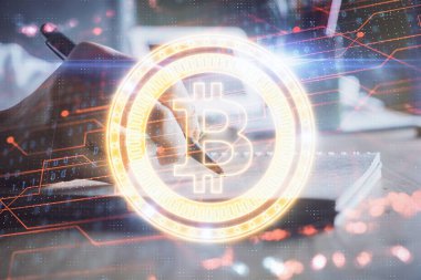 Kripto para birimi hologramı, Bitcoin, ellerin üstünde ico teması not tutuyor. Engelleme zinciri kavramı. Çoklu pozlama