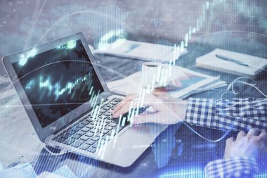 Arka planda bilgisayarla çalışan bir adamla iki kez ön x çizelgesine maruz kaldık. Pazar analizi kavramı.