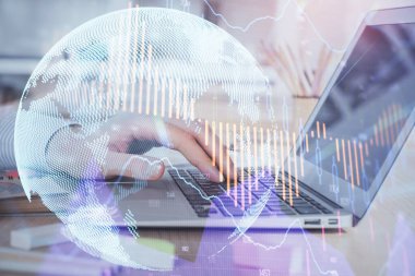 Arka planda dizüstü bilgisayar üzerinde çalışan adam ile borsa grafiği çift pozlama. Finansal analiz kavramı.