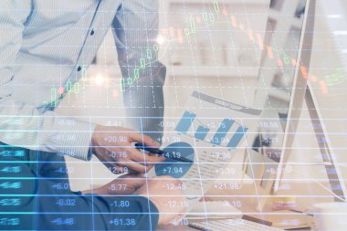 Arka planda ofiste bilgisayarda işadamı yazarak grafiğin çift pozlama. Zor iş kavramı.