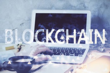 Kripto para tema hologramı arka planda bilgisayar üzerinde çalışan işadamı ile. Blockchain kavramı. Çift pozlama.