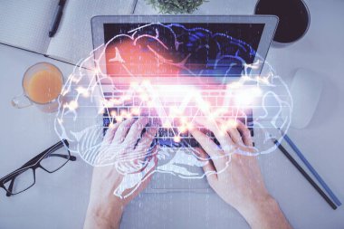 Bilgisayar klavyesini ve beyin hologramı çizimlerini yazarken çift pozlama. Üst Manzara. Ai ve veri teknolojisi kavramı.