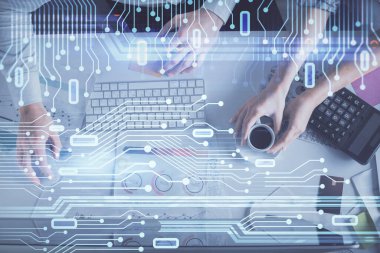 Kadın ve erkeğin birlikte çalışması ve veri temalı hologram çizimi. Bilgisayar arkaplanı. Üst Görünüm.