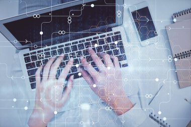 Bilgisayar ve veri temalı hologram çizimlerinde çalışan kadın elleri çift pozlama. Üst Manzara. Teknoloji konsepti.