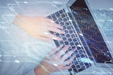 Bilgisayar ve veri temalı hologram çizimlerinde çalışan kadın elleri çift pozlama. Üst Manzara. Teknoloji konsepti.