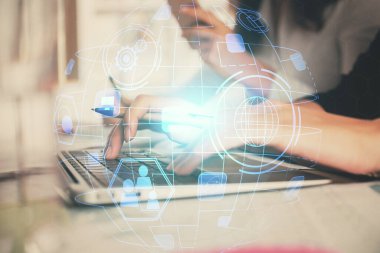 Kadın elinin bilgisayar ve sosyal ağ temalı hologram çizimlerinde çifte pozlama. Halk medyası kavramı.