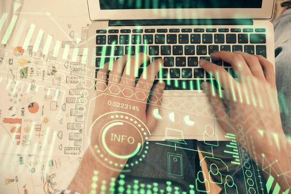 Подвійна експозиція рук чоловіків над клавіатурою комп'ютера та кресленням голограми технічної теми. Вид зверху. Технологія концепції . — стокове фото