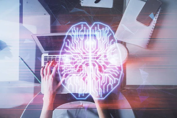 A számítógépen dolgozó nő és az emberi agy hologram rajzának kettős expozíciója. Top View-ban. Ai koncepció. — Stock Fotó