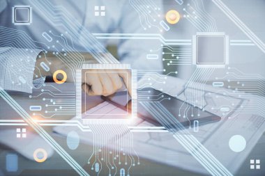 Erkeklerin el ele tutuşup dijital bir cihaz ve veri temalı hologram çizimi kullanırken çift pozlama. Teknoloji konsepti.