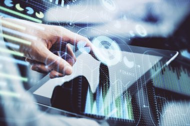 Erkeklerin el ele tutuşmaları ve dijital bir cihaz ve veri temalı çizimler kullanmaları. Yenilik kavramı.