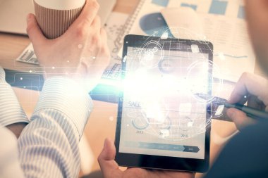 Bir erkeğin elini tutarken ve telefon ve sosyal ağ teması kullanırken çift pozlama.