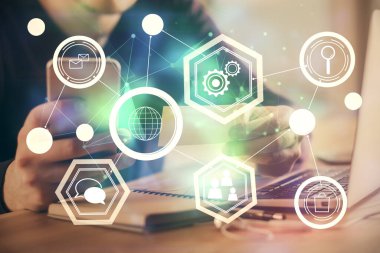 Bir erkeğin elini tutarken ve telefon ve sosyal ağ teması kullanırken çift pozlama.