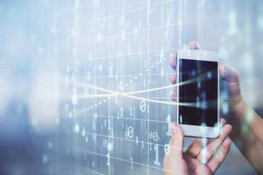 Teknolojiye çifte maruz kalma, hologram ve cep telefonu kullanan bir kadın..