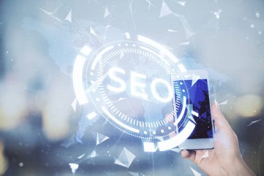 SEO 'nun robot resmini ve cep telefonu kullanan kadını iki kez gösteriyor..