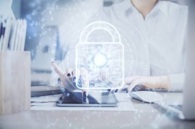 Kilit çizimi, hologram ve cep telefonu kullanan bir kadının iki kez görüntülenmesi. Güvenlik konsepti