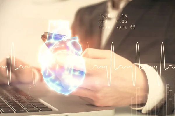 Doble exposición de las manos del hombre sosteniendo y usando un teléfono y un dibujo del corazón. Concepto de educación médica . —  Fotos de Stock