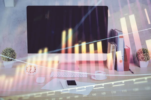 Hologramm eines Devisengraphen auf einem Tisch mit Computerhintergrund. Doppelbelichtung. Konzept der Finanzmärkte. — Stockfoto