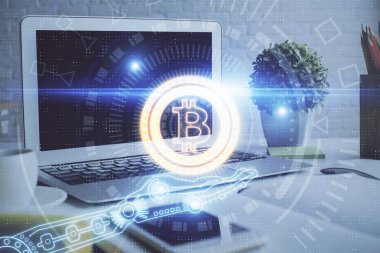 Engelleme zincirine ve kripto ekonomi temalı holograma ve bilgisayar arkaplanlı masaya çoklu maruz kalma. Bitcoin kripto para kavramı.