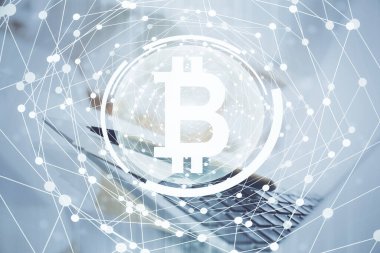 Engelleme zincirine ve kripto ekonomi temalı holograma ve bilgisayar arkaplanlı masaya çoklu maruz kalma. Bitcoin kripto para kavramı.