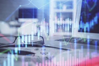 Masa arkasında gözlük olan mali tablo hologramı. İş kavramı. Çift pozlama.