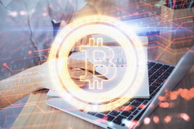 Kripto para birimi hologramı, Bitcoin, ellerin üstünde ico teması not tutuyor. Engelleme zinciri kavramı. Çoklu pozlama