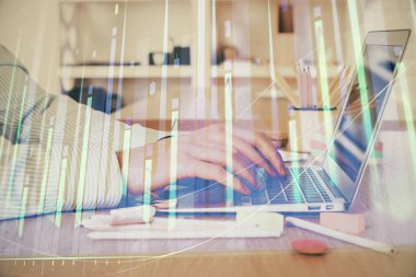 Arka planda dizüstü bilgisayar üzerinde çalışan adam ile borsa grafiği çift pozlama. Finansal analiz kavramı.