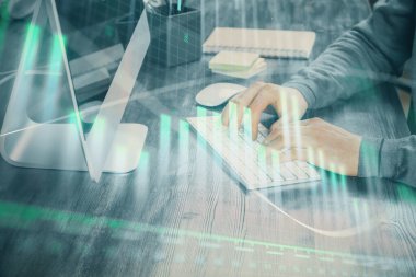 Adam ile mali grafik çift pozlama arka planda ofiste çalışır. Analiz kavramı.