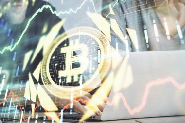 Kripto para tema hologramı arka planda bilgisayar üzerinde çalışan işadamı ile. Blockchain kavramı. Çift pozlama.