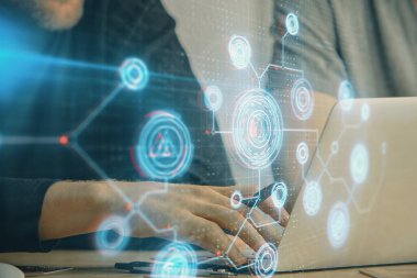 Veri temalı hologramın arka planda bilgisayar üzerinde çalışan bir adamla çoklu pozlandırılması. Yenilik kavramı.