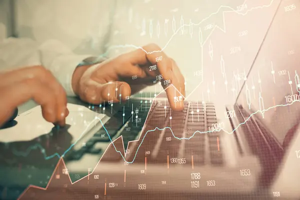 Dubbele blootstelling van de markt grafiek met de man die werkt op de computer op de achtergrond. Begrip financiële analyse. — Stockfoto