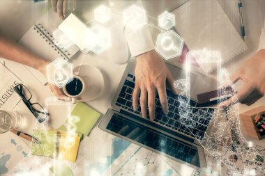 Kadın ve erkeğin birlikte çalışması ve teknoloji temalı çizimler. Bilgisayar arkaplanı. Üst Manzara. Yüksek teknoloji konsepti.