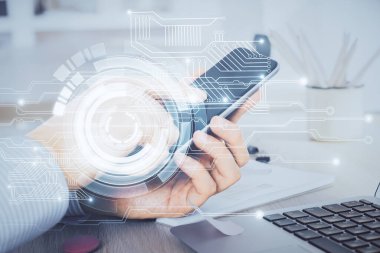 Erkeklerin el ele tutuşup dijital bir cihaz ve veri temalı hologram çizimi kullanırken çift pozlama. Teknoloji konsepti.