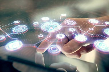 Bir erkeğin elini tutarken ve telefon ve sosyal ağ teması kullanırken çift pozlama.