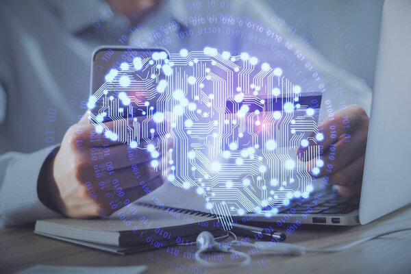 Двойное обнажение рук человека, играющего на компьютере с кредитной картой и рисующего темы мозга. Концепция электронной коммерции и ИИ.