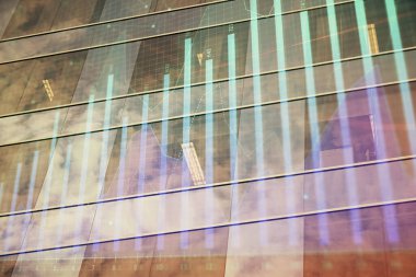 Yüksek binaların arka planında çoklu pozlama olan eski şehir haritası. Finansal araştırma kavramı.