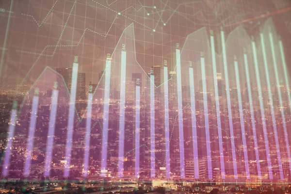 Gráfico financiero sobre paisaje nocturno de la ciudad con altos edificios de doble exposición de fondo. Concepto de análisis . — Foto de Stock