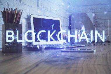 Engelleme zincirine ve kripto ekonomi temalı holograma ve bilgisayar arkaplanlı masaya çoklu maruz kalma. Bitcoin kripto para kavramı.