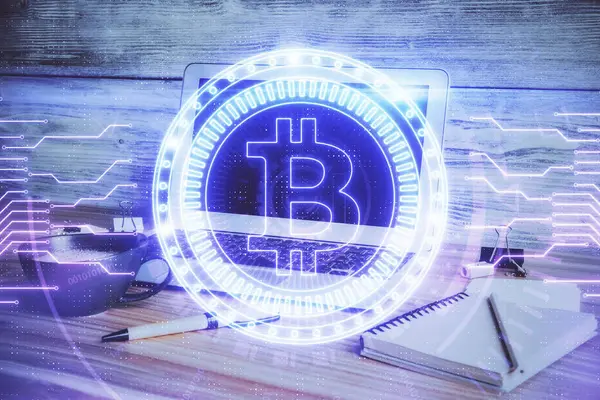 Multi exposition de blockchain et crypto économie thème hologramme et table avec fond d'ordinateur. Concept de Bitcoin crypto-monnaie. — Photo