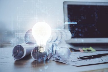 Bilgisayar ofisinde ampul simgesi hologramıyla birlikte. Çoklu maruz kalma. Fikir kavramı.