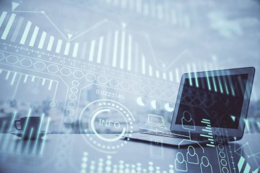 Bilgisayar, teknoloji temalı hologramla birlikte ofiste. Çoklu maruz kalma. Teknoloji kavramı.