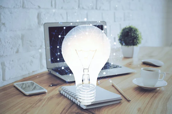 Ordenador en el escritorio en la oficina con el holograma icono de la bombilla. Exposición múltiple. Concepto de idea. — Foto de Stock