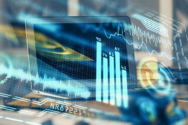 Bilgisayar, teknoloji temalı hologramla birlikte ofiste. Çoklu maruz kalma. Teknoloji kavramı.