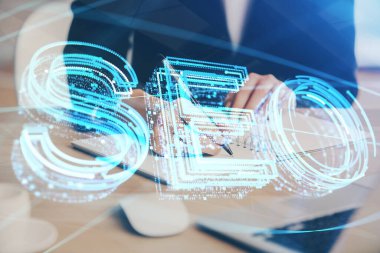 Kadın elinin SEO simgesiyle notlar alırken çoklu pozlanması. Arama motoru optimizasyonu kavramı