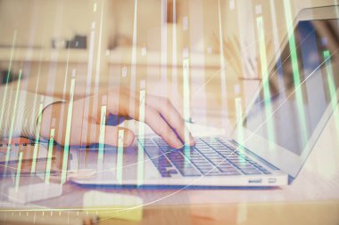 Arka planda dizüstü bilgisayar üzerinde çalışan adam ile borsa grafiği çift pozlama. Finansal analiz kavramı.