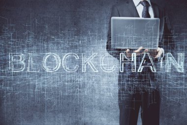 Kripto para tema hologramı arka planda bilgisayar üzerinde çalışan işadamı ile. Blockchain kavramı. Çift pozlama.