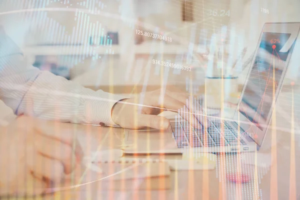 Multi exposición del gráfico del mercado de valores con el hombre que trabaja en el ordenador portátil en el fondo. Concepto de análisis financiero . —  Fotos de Stock