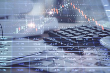 Finansal şema çizimleri ve açık defter arkaplanı olan bir masa. Önx pazarı kavramı