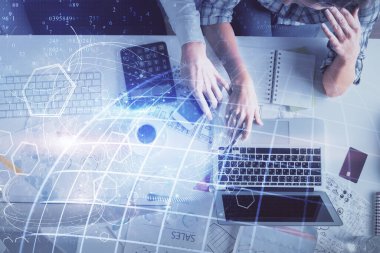 Birlikte çalışan kadın ve erkeğin çifte pozu ve dünya haritası çizimi. Uluslararası ağ konsepti. Bilgisayar arkaplanı. Üst Görünüm.