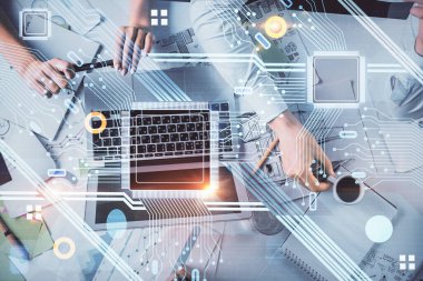 Kadın ve erkeğin birlikte çalışması ve teknoloji temasının hologramı çekmesi. Büyük veri konsepti. Bilgisayar arkaplanı.